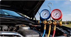 AC-service på bil – påfyllning av köldmedium